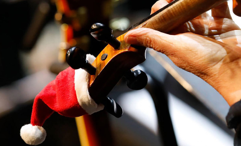 mano tocando un instrumento