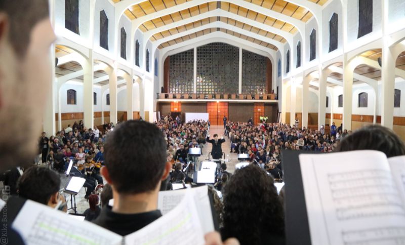 Concierto filarmónico en una iglesia