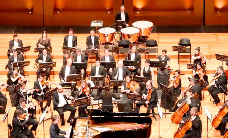 Orquesta Filarmónica de Bogotá en un escenario