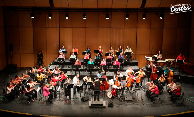 Orquesta Filarmónica de Mujeres en un Escenario 