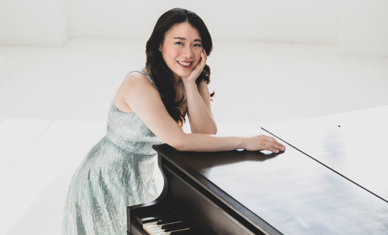 Pianista posando con su instrumento