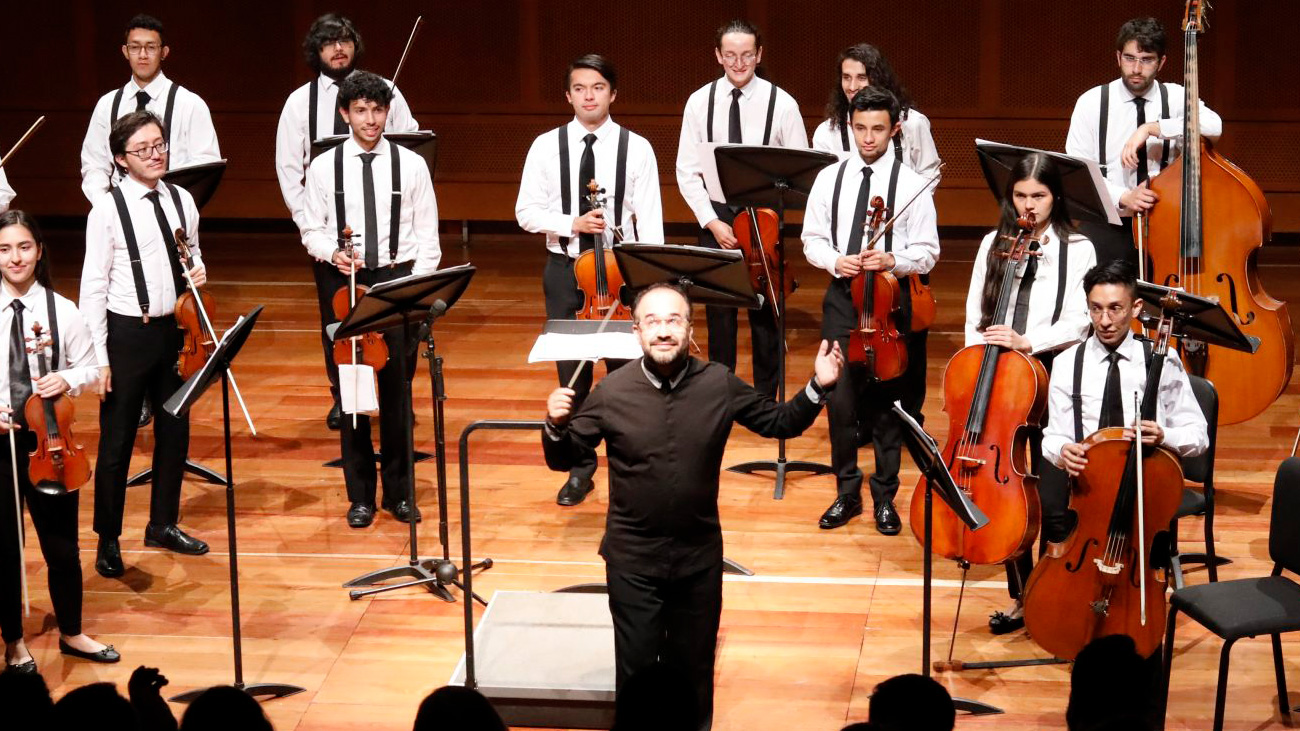 Orquesta Filarmónica Juvenil sobre un escenario