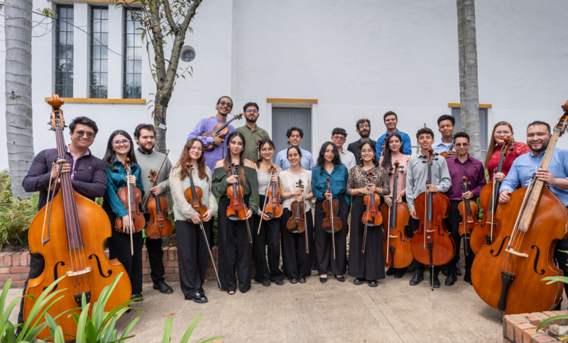 jovenes con instrumentos de música filarmónica