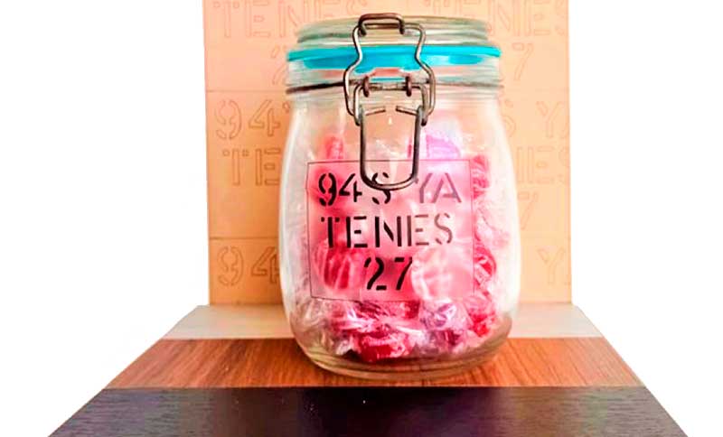 Frasco con dulces en su interior