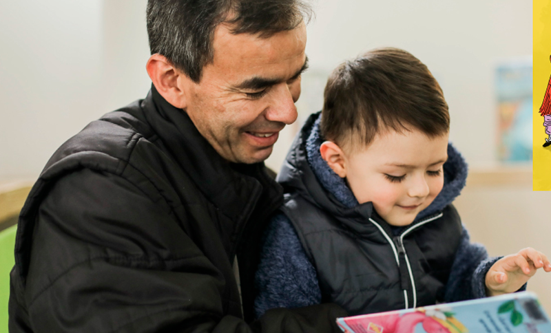 Papa leyendo junto a un niño