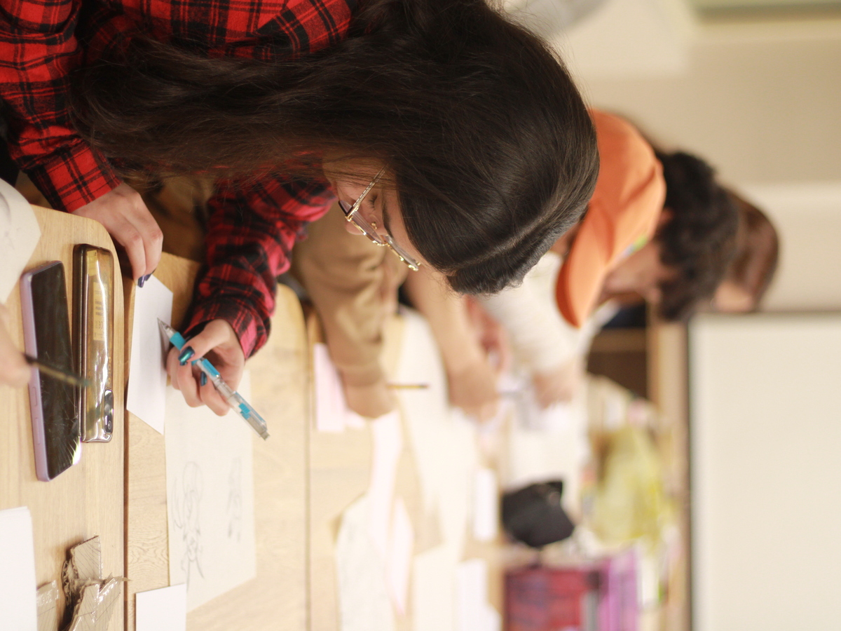 personas en taller creativo