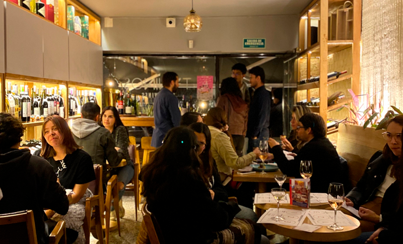 Grupo de personas en un restaurante