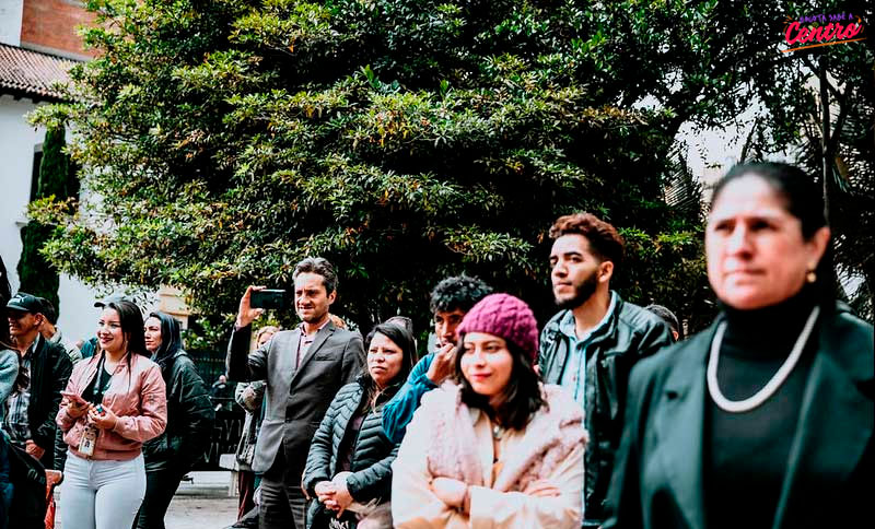 Personas observando un espectáculo al aire libre