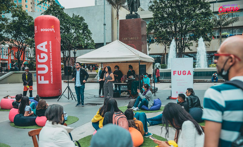 Personas disfrutando de una presentación en el Parque Santander