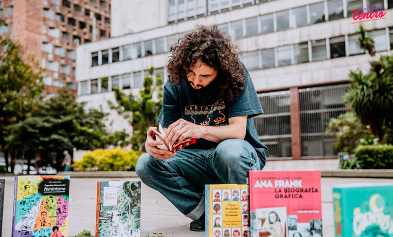 Hombre leyendo un libro en cunclillas