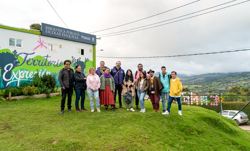 Grupo de personas en una vereda de Bogotá