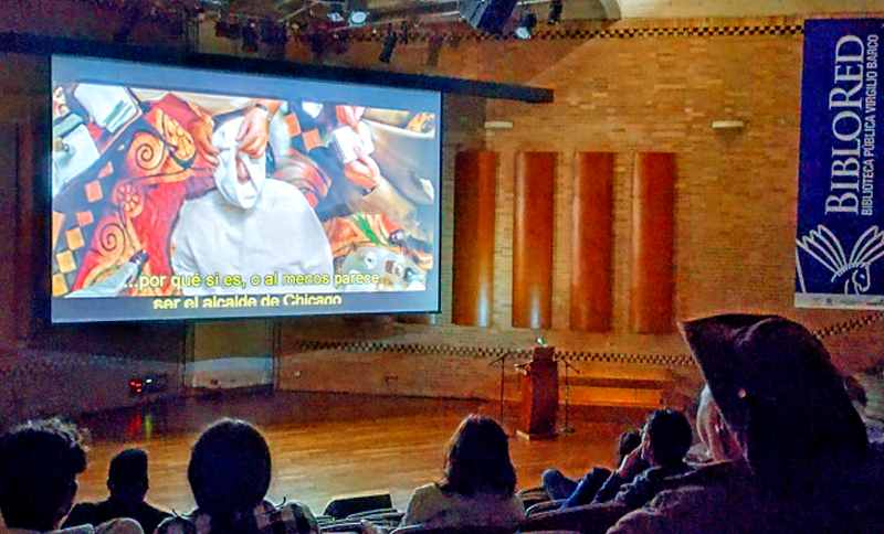 Personas viendo una película en una Biblioteca