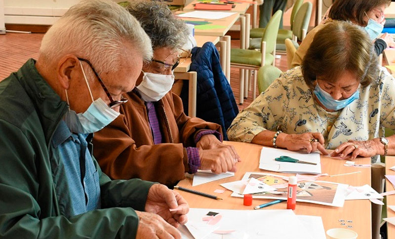 Personas mayores realizando manualidades