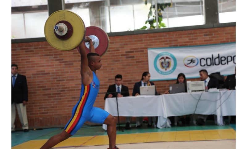 hombre levantando pesas