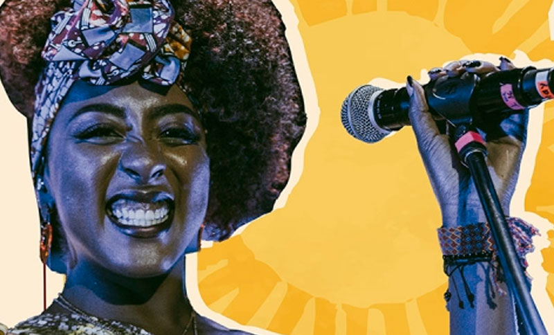Mujer afrocolombiana con micrófono en la mano