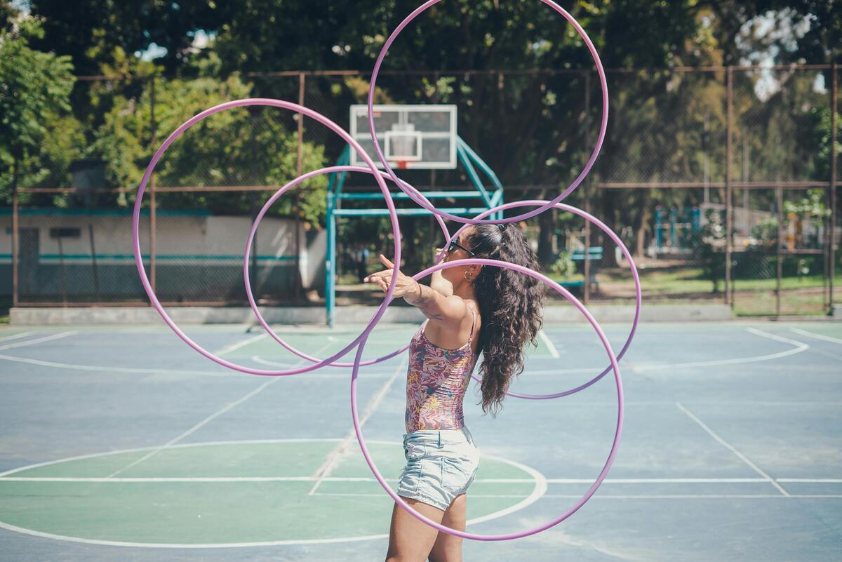 persona con aros de circo