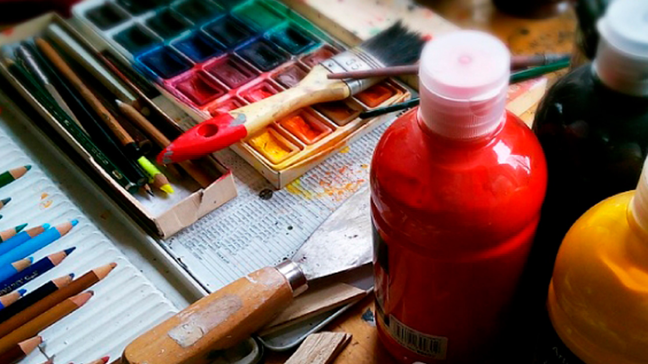 colores y pinceles sobre una mesa