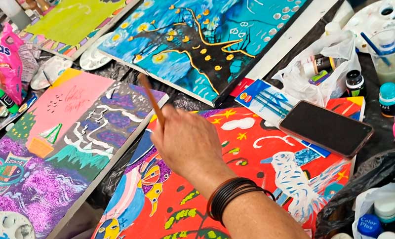 Mano en primer plano pintando un cuadro