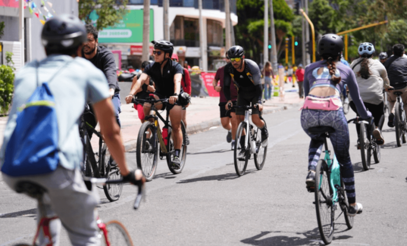 ciclistas en una vía una mañana de domingo