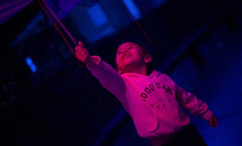 niña jugando en el planetario