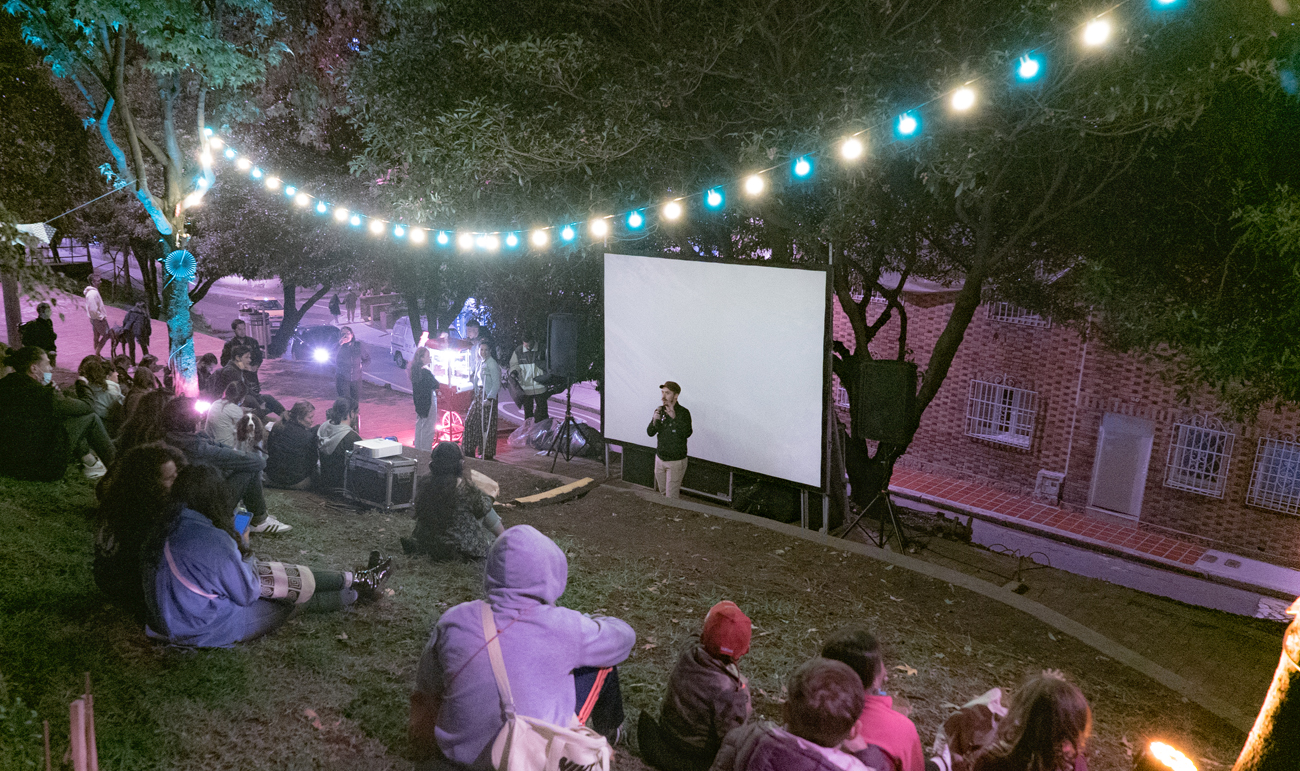 Proyección de cine en un Distrito Creativo