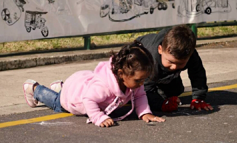Niños leyendo en un parque
