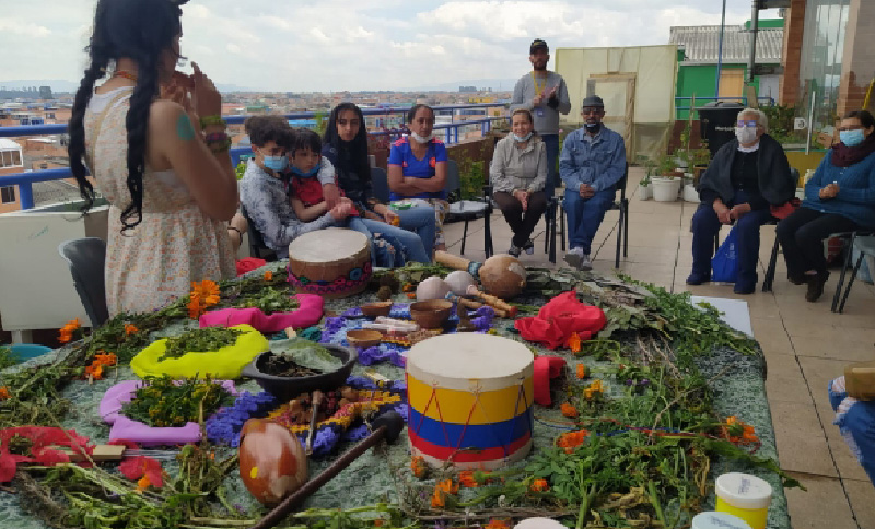 personas reunidas alrededor de una mesa con instrumentos