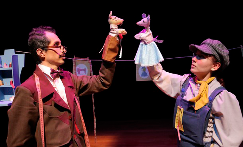 Personas con títeres en sus manos