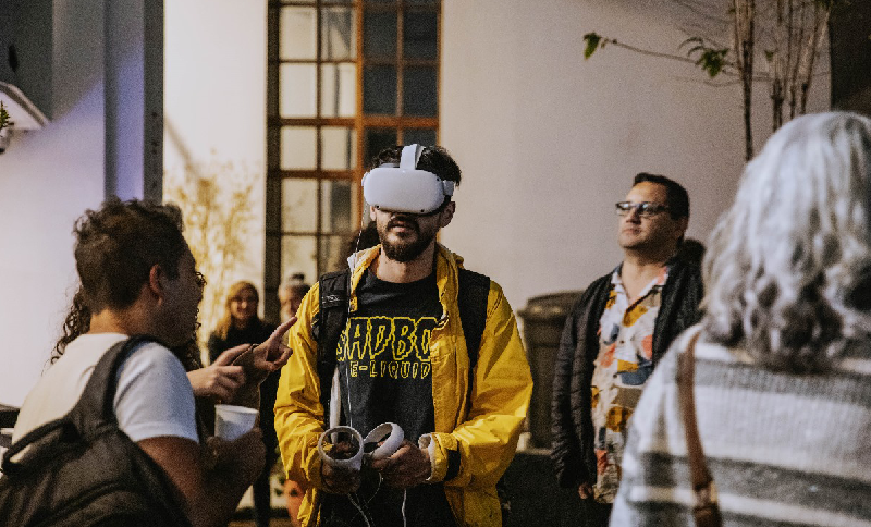 Hombre con gafas de realidad virtual