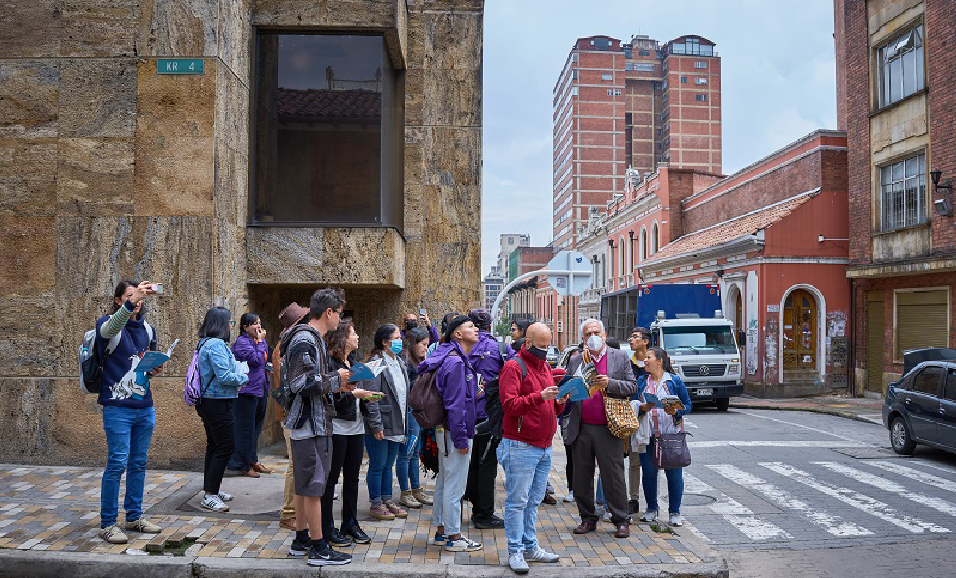 personas haciendo un recorrido a pie por la candelaria