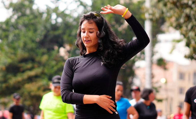 Mujer danzando al aire libre