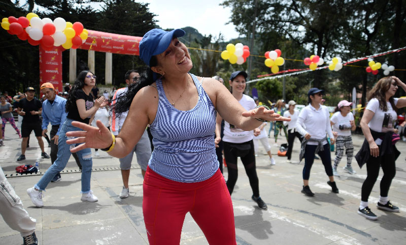 Personas haciendo aeróbicos