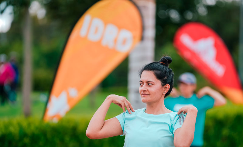 Mujer haciendo actividad física al aire libre