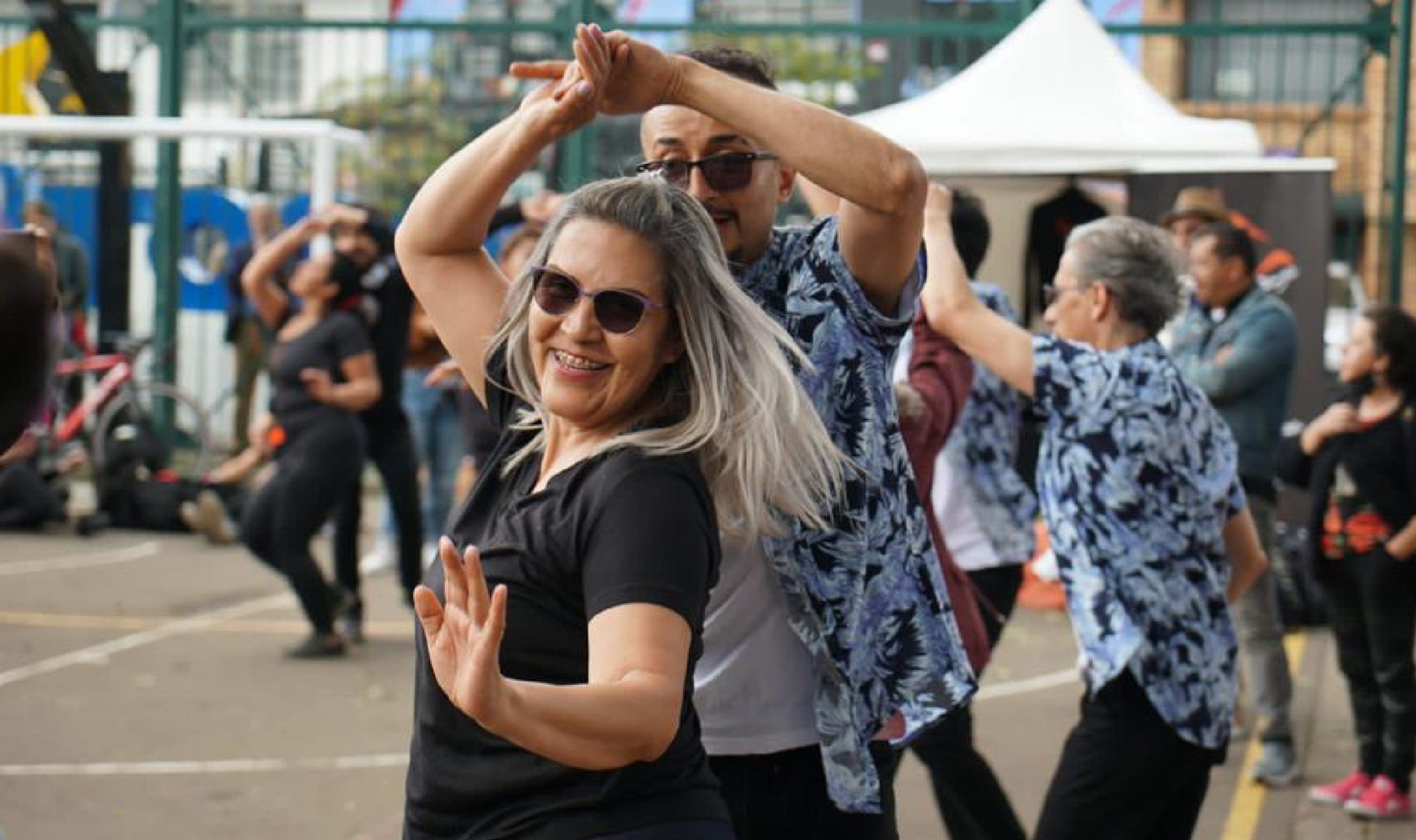 Dos personas bailando salsa en un Distrito Creativo.