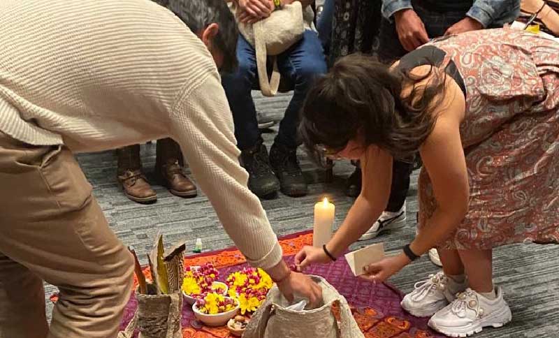 grupo de personas practicando un ritual