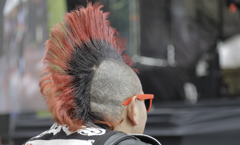 persona con peinado punk
