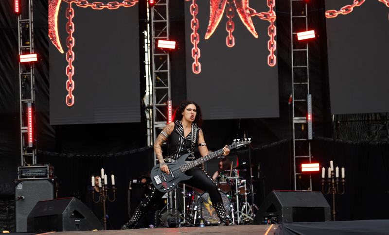 Mujer con una guitarra eléctrica tocando en un escenario 