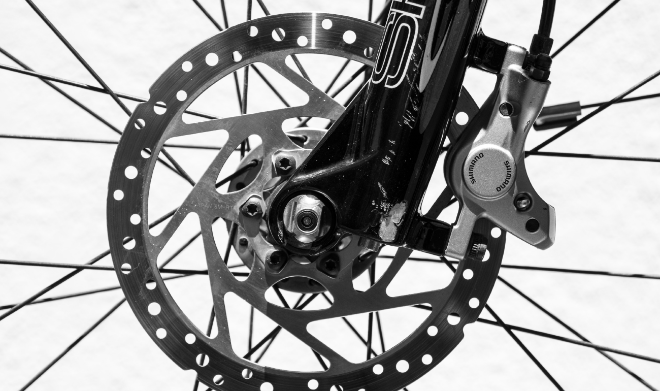 Primerísimo primer plano del mecanismo de la rueda de una bicicleta