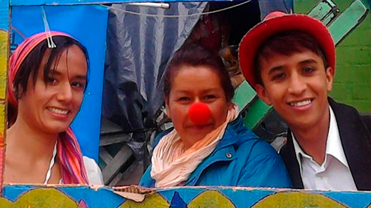 tres personas mirando a una cámara