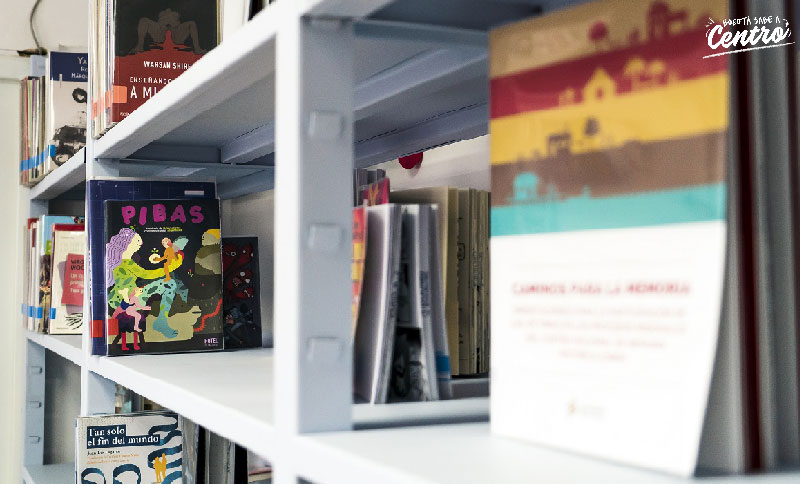 Primer plano de una biblioteca con libros