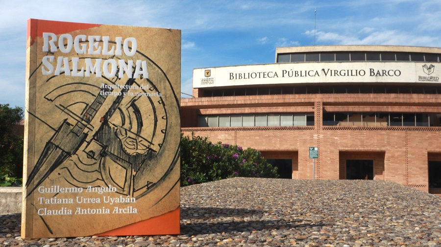 Libro de Rogelio Salmona, al fondo la Biblioteca Virgilio Barco