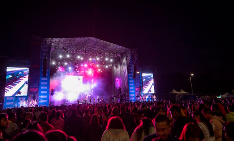 Multitud de personas viendo un espectáculo a cielo abierto