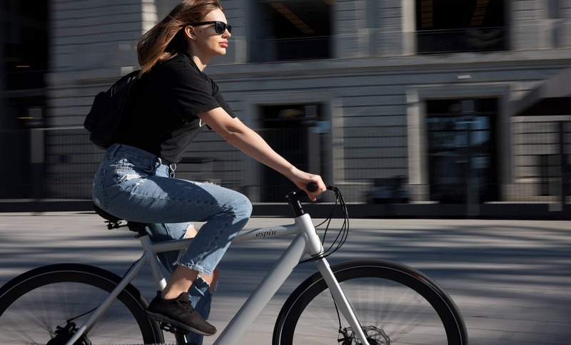 Mujer montando bicicleta