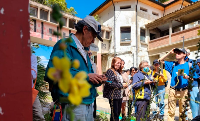 Personas en un recorrido patrimonial