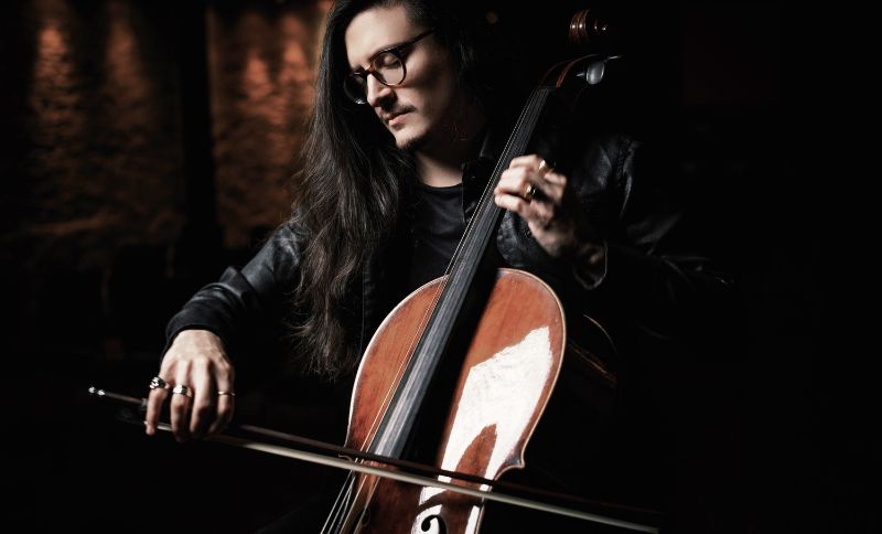 Violonchelista colombiano Santiago Cañón tocando su instrumento