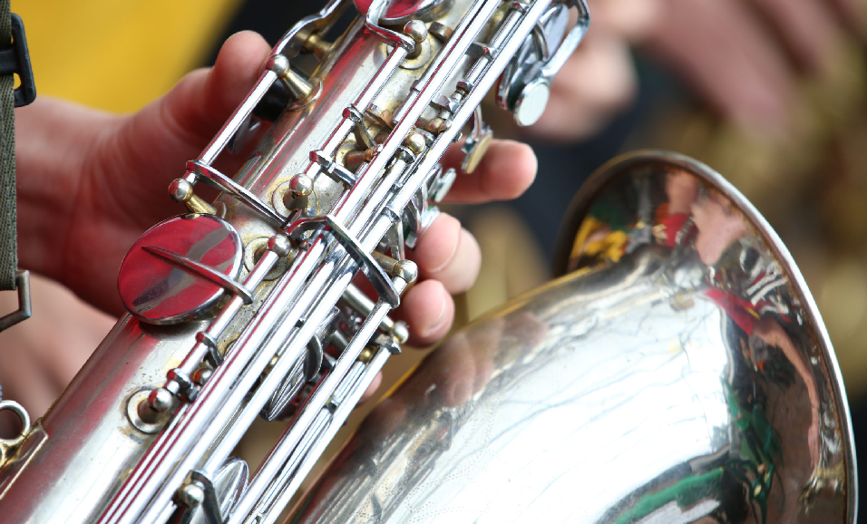 saxofón en primer plano