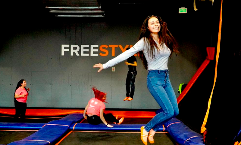Joven saltando en trampolin