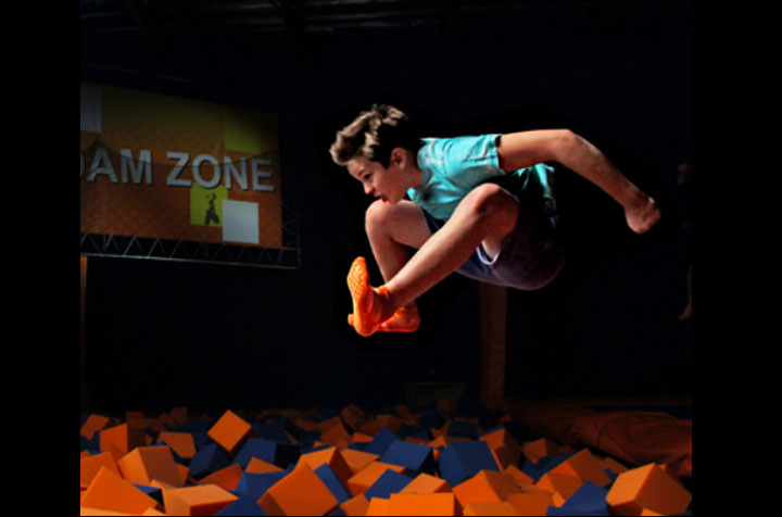 Niño saltando en un trampolin