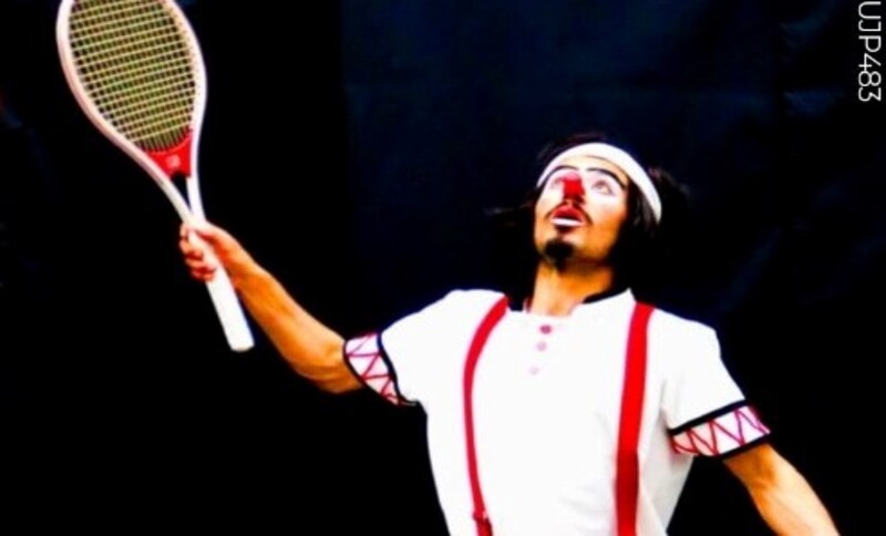 Payaso con raqueta de tenis