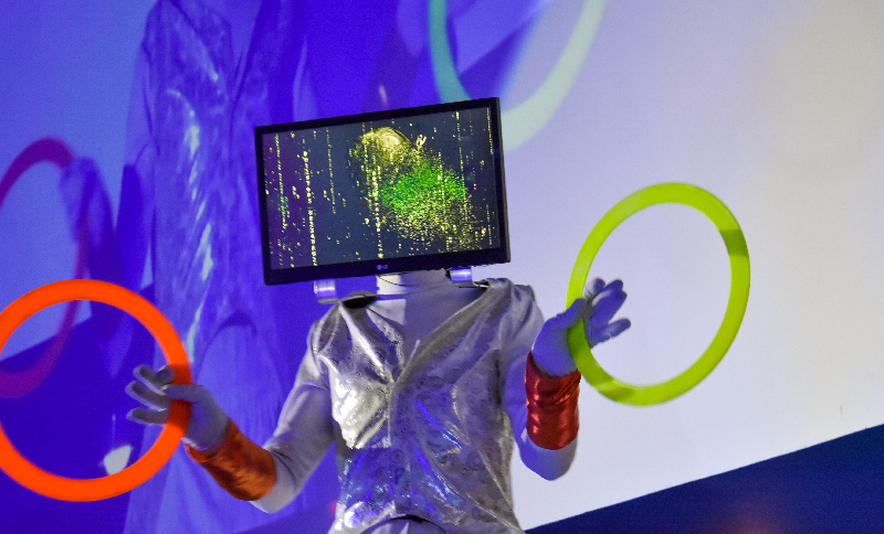 Artistca con una pantalla de computador como cabeza